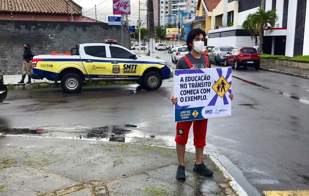 Volta às aulas: SMTT realiza ação educativa sobre trânsito seguro em área escolar - SMTT Aracaju